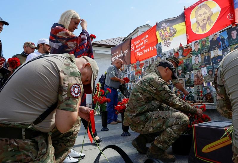图为早前民众在莫斯科为纪念瓦格纳集团首脑普里格津所设临时纪念碑前,悼念瓦格纳战士。(路透)