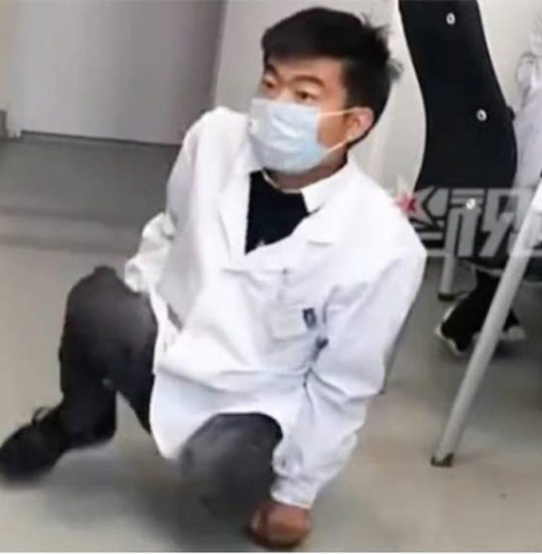 37岁小儿麻痹「奇迹医师」 从街头乞丐翻转入医界 李创业虽患小儿麻痹仍坚持圆梦,在新疆开设小诊所回馈乡里。(取材自微博)