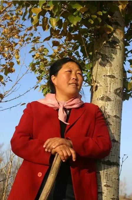 「沙漠之花」殷玉珍说,宁肯种树累死,也不叫沙欺负死。(取材自凤凰网)
