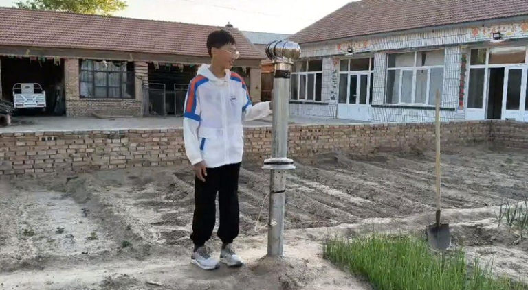 贾明轩发明的「干旱地区树木自动浇水设备」。（取材自极目新闻）