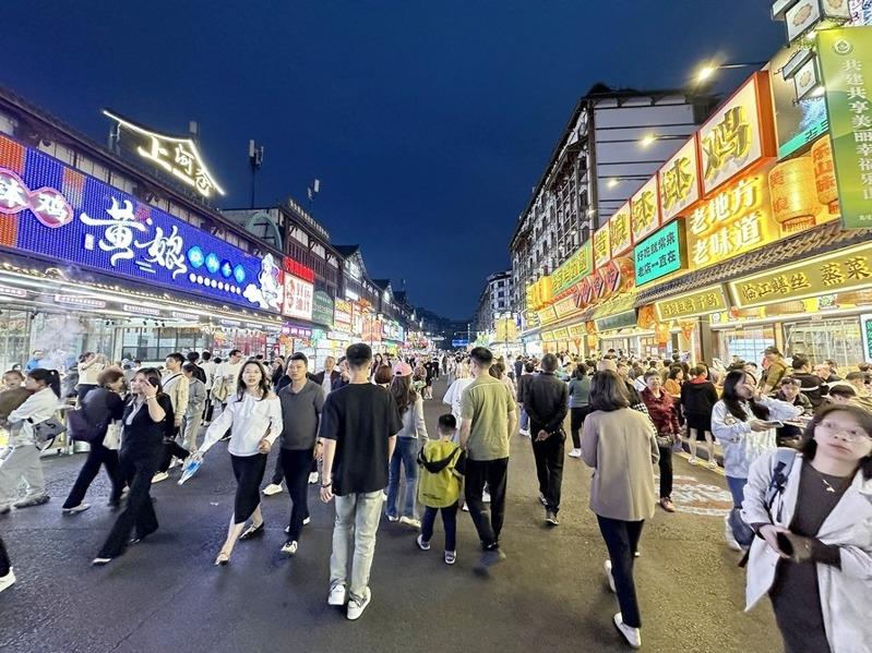 乐山娘娘一年喂饱1亿人。(取材自华西都市报/乐山市市中区融媒体中心供图)