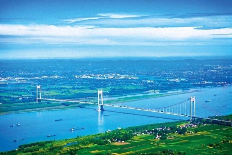 2024年4月7日下午，湖北宜昌市，人们在长江岸边观看江豚在江中嬉戏。（取材自中新周刊/视觉中国图）