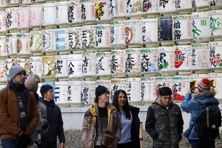 日本政府观光局18日公布数据显示，今年1月赴日外籍旅客人数为359万7000人，较去年同期减少4.9%。(欧新社)