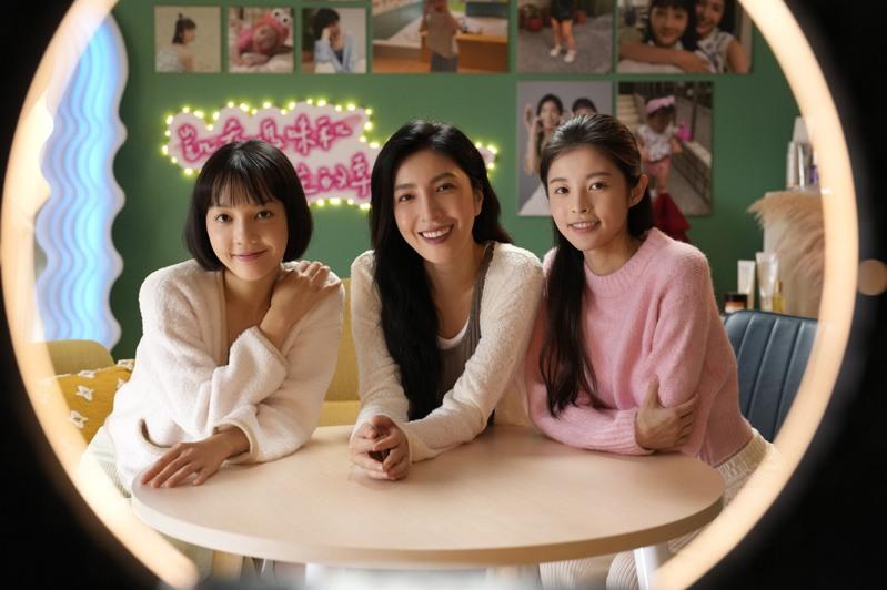 杨谨华(中)、林思廷(左)、詹子萱揭开网红家庭背后暗流。(图/晴天影像提供)