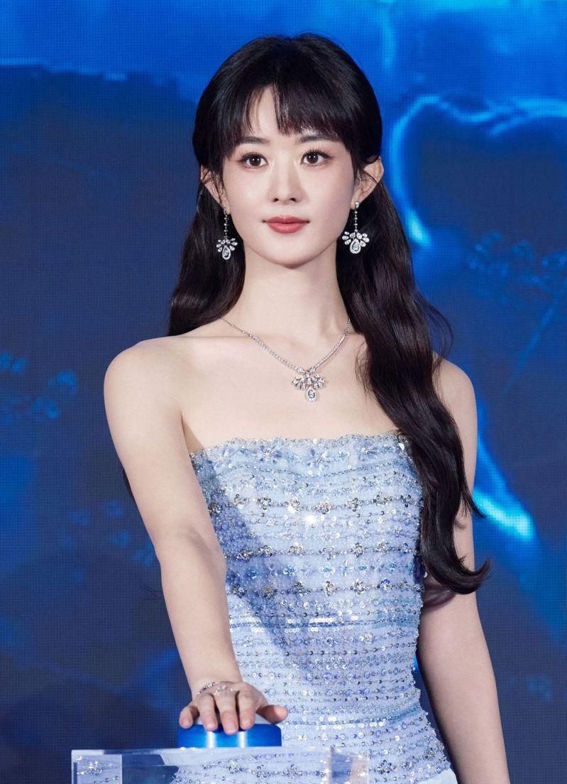 杨幂一身大红色礼服,散发出强烈的复古御姐气场。(取材自微博)