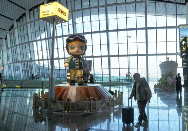 低成本又更丰富 中国年轻人兴起「回旋镖」旅行 中国年轻人逐渐兴起回旋镖旅行方式:通过中转城市更经济地串联多个目的地,购买一张出发地与目的地相近、却绕行千里的机票,从而以较低成本丰富旅行体验。图为北京大兴国际机场。 (中新社)