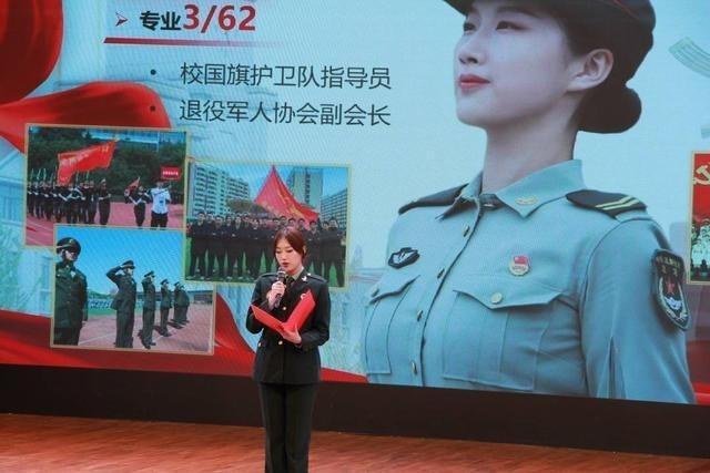 李若嘉在中国人民解放军仪仗司礼大队服役时留影。(取材自封面新闻)