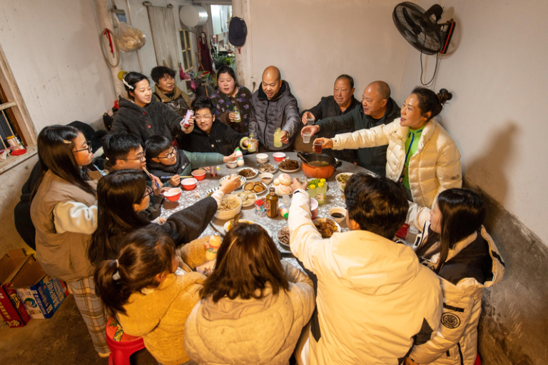 拜年文化走入历史?中国年轻人盛行「过年搭子」宁可上网找陌生人陪伴 春节返乡得面对三姑六婆们的「灵魂拷问」,让愈来愈多中国年轻人宁可上网找「过年搭子」。(新华社)