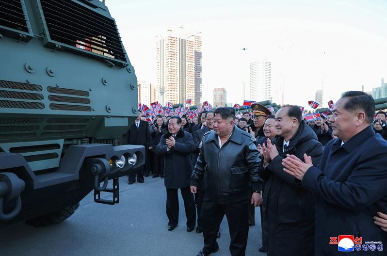 金正恩亲自驾驶600mm大口径放射砲发射车。(欧新社)