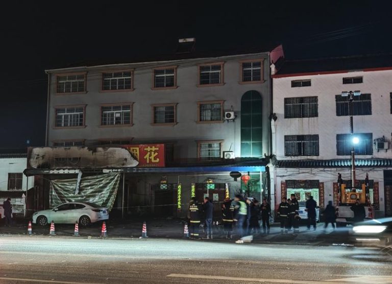 湖北爆竹舖爆炸酿12死 国务院派督导组调查 2月18日14时许,湖北襄阳宜城市郑集镇一烟花爆竹零售店发生一起爆燃事故,已造成12人死亡。图为事故现场。(新华社)