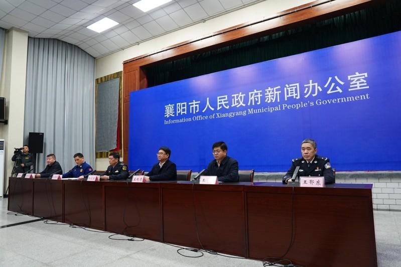 2月18日14时许,湖北襄阳宜城市郑集镇一烟花爆竹零售店发生一起爆燃事故,已造成12人死亡。图为事故现场。(新华社)