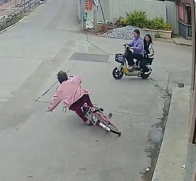 老太太骑车摔倒，初中女生路过好心扶起，被索赔22万。（视频截屏）