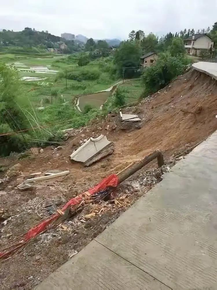 湖南省娄底市新化县一辆消防车坠崖,图为网传救援现场。(取材自小红书)