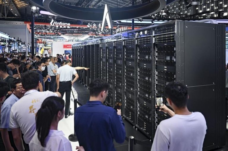 中国6G科研突破 攻克光纤、无线电「带宽鸿沟」通信难题 AI大模型训练,需以光纤把大量GPU连接,成本不菲。图为今年7月上海举行2025世界人工智能大会展览,参观者在华为展区围观展品升腾CloudMatrix 384 AI平台。(新华社)