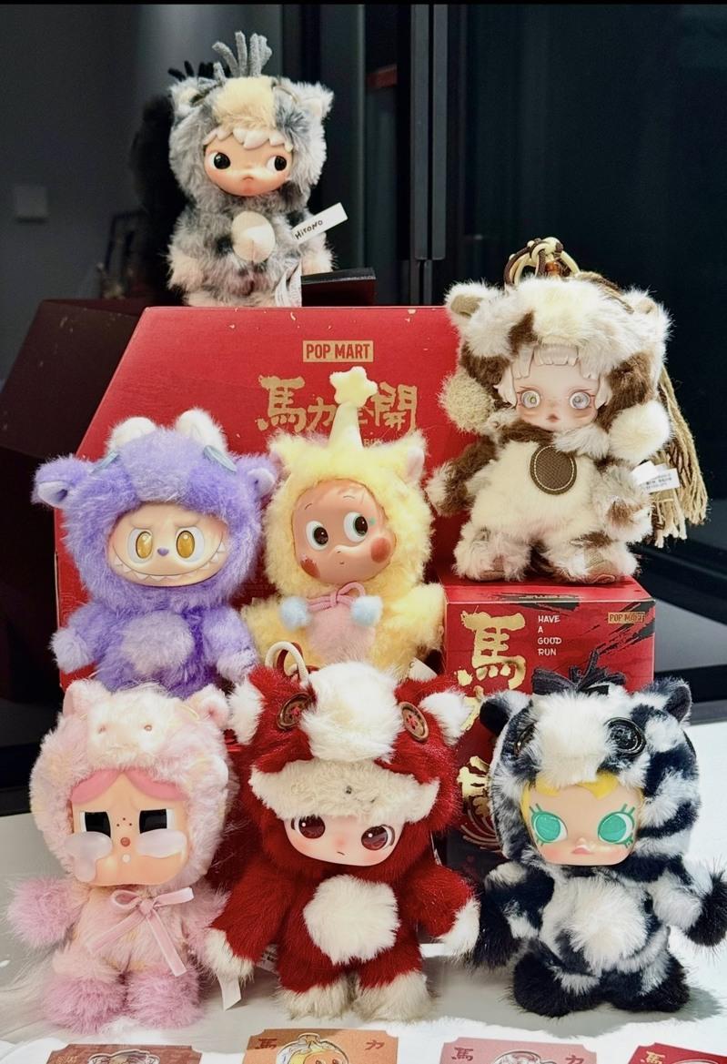 年轻上班族在工作放上了哭哭马和笑笑马。(取材自微博)