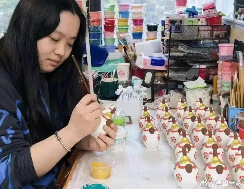 年轻上班族在工作放上了哭哭马和笑笑马。(取材自微博)