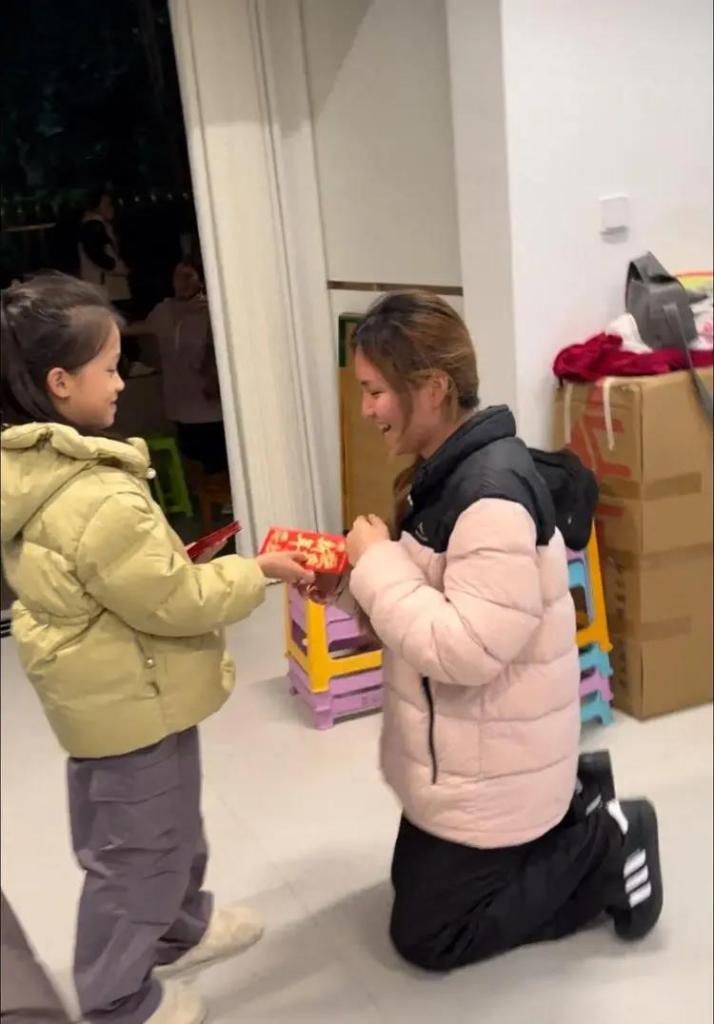 重庆8岁女给晚辈发红包 十几个侄子侄女 最大快20岁 8岁小姨给侄女发红包。(取材自都市快报橙柿交互/受访者供图)