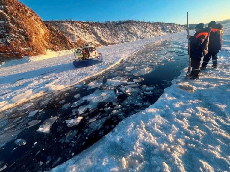 贝加尔湖冰裂 司机硬闯车坠湖 7中客溺亡1生还 俄罗斯贝加尔湖20日发生观光车坠湖事故,造成7名中国游客溺毙。图为现场搜救画面。(路透)