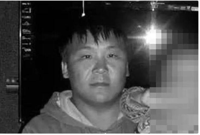 俄罗斯贝加尔湖20日发生观光车坠湖事故,造成7名中国游客溺毙。图为现场搜救画面。(路透)