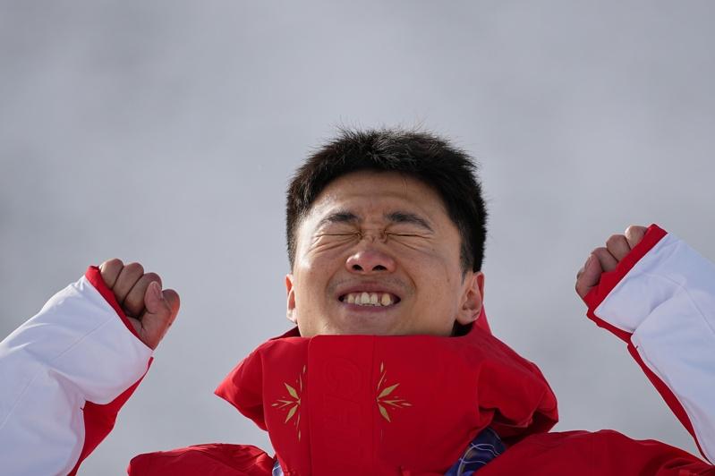 中国选手王心迪以132.60分在冬奥自由式滑雪男子空中技巧决赛夺金。(中新社)