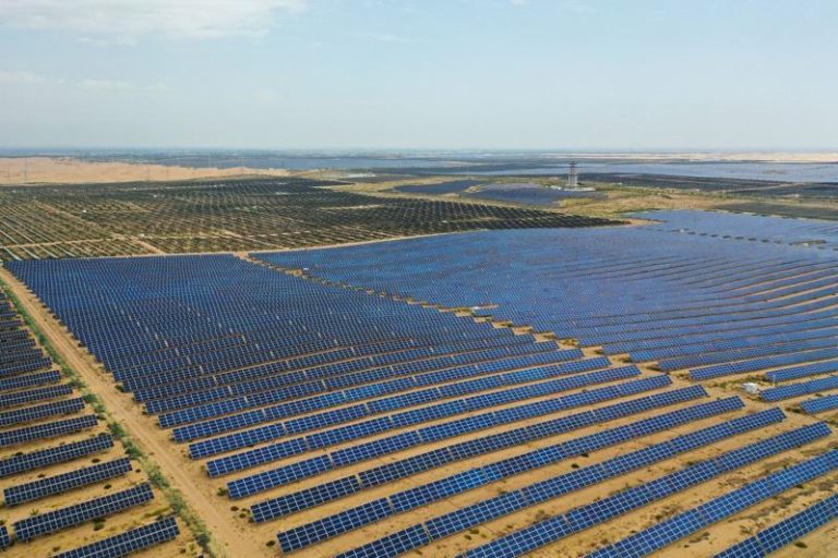 持续推动能源结构转型 中国去年太阳发电装机量年增14% 图为内蒙古库布其沙漠的达拉特旗光伏(太阳能)基地。(新华社)