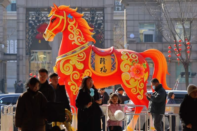 中国国家主席习近平日前在北京东城区隆福寺街区的稻香村糕点店考察。 (新华社)