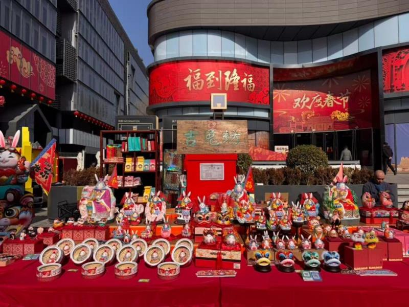 中国国家主席习近平日前在北京东城区隆福寺街区的稻香村糕点店考察。 (新华社)