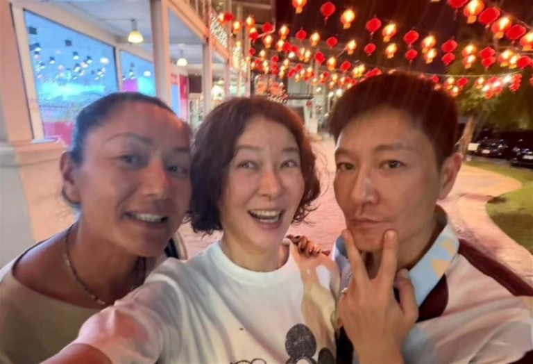 都是李亚鹏前女友 柯蓝、瞿颖同游清迈亲密合影 柯蓝和瞿颖在泰国过春节,两人都是李亚鹏前女友,好友李宗翰也在。(取材自微博)