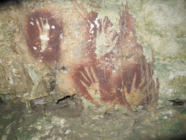 印尼洞穴惊见红色手印 竟是世界最老、距今6.78万年前壁画 科学家在印尼一处洞穴墙上发现的红色手印轮廓,是迄今为止发现最古老的岩石艺术。(美联社)