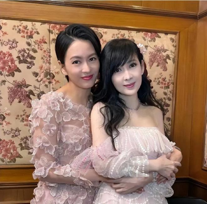 梁家辉、周慧敏合照。（取材自微博）