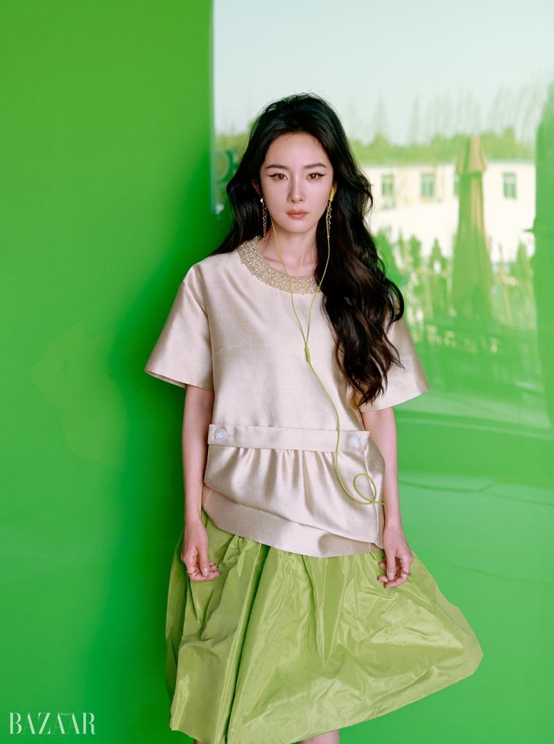 杨幂在「时尚芭莎」3月开季刊中演绎Prada 2026春夏高级成衣系列。(取材自微博)