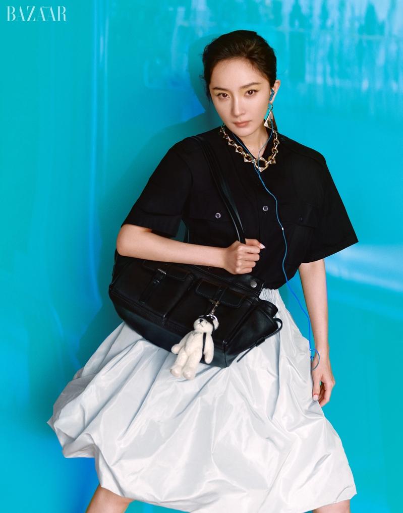 杨幂在「时尚芭莎」3月开季刊中演绎Prada 2026春夏高级成衣系列。(取材自微博)