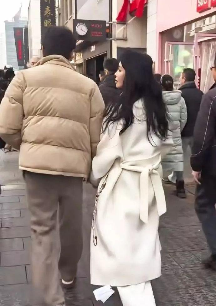 伊能静与秦昊在沈阳街头,两人全程十指紧扣漫步街头。(取材自微博)