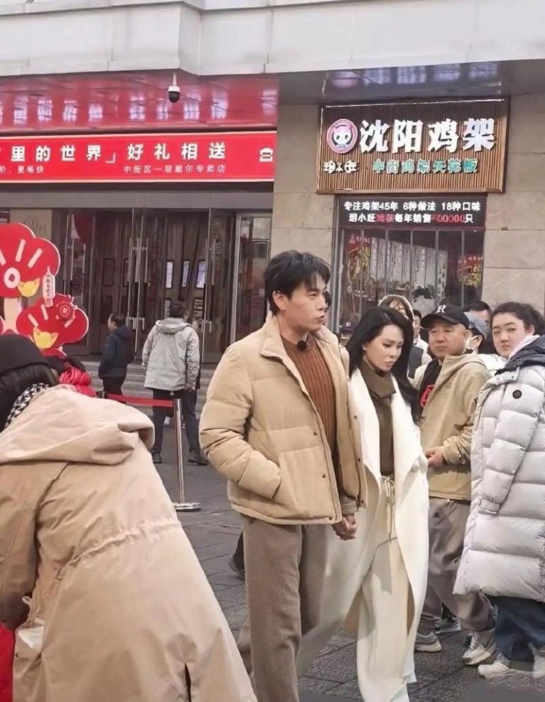 伊能静牵老公街头放闪 「大衣吊牌没剪」被亏:要退货吗? 伊能静与老公秦昊牵手甜蜜逛街,大衣吊牌没剪被抓包。(图/摘自微博)