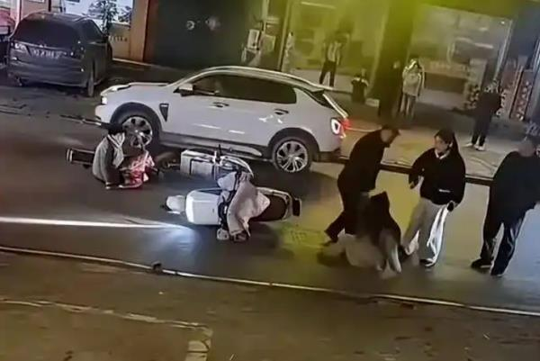 河南一对姊弟与一名老太太骑着电动车发生车祸,后来演变成两名大人殴打未成年少女的案件。(视频截屏)