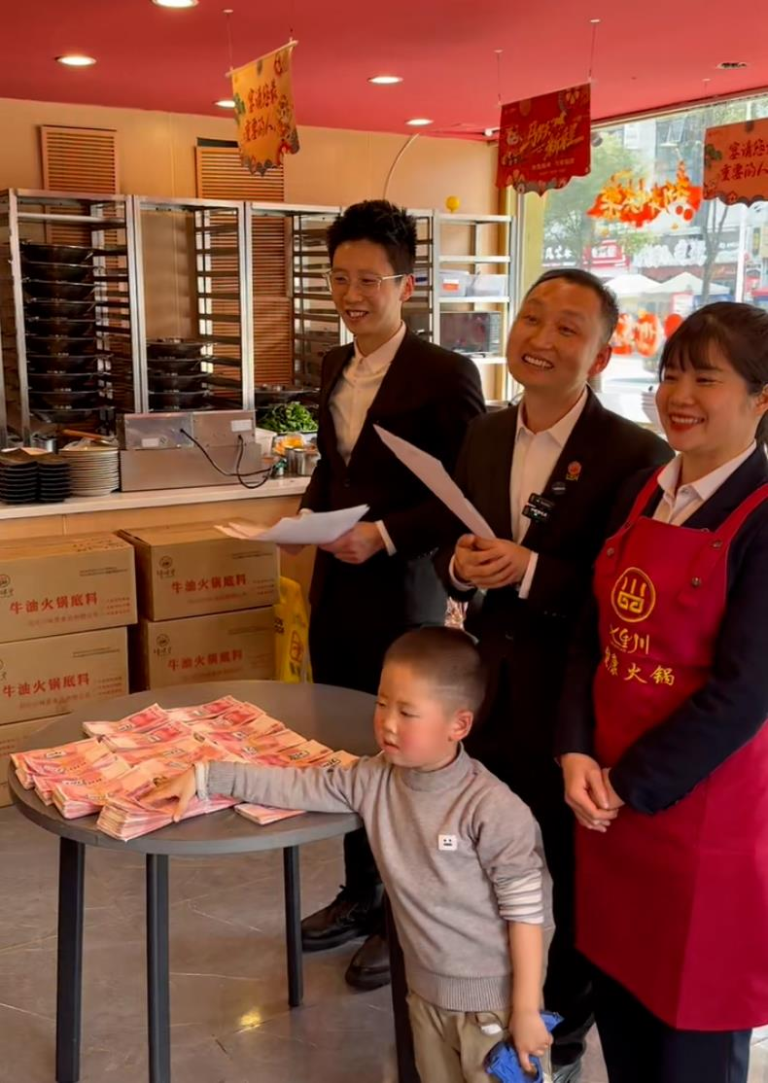 春节4天盈利33.9万全分员工 四川火锅店老板霸气 四川遂宁七里川火锅店老板把春节前四天赚的33.9万全部分给员工。(取材自封面新闻)