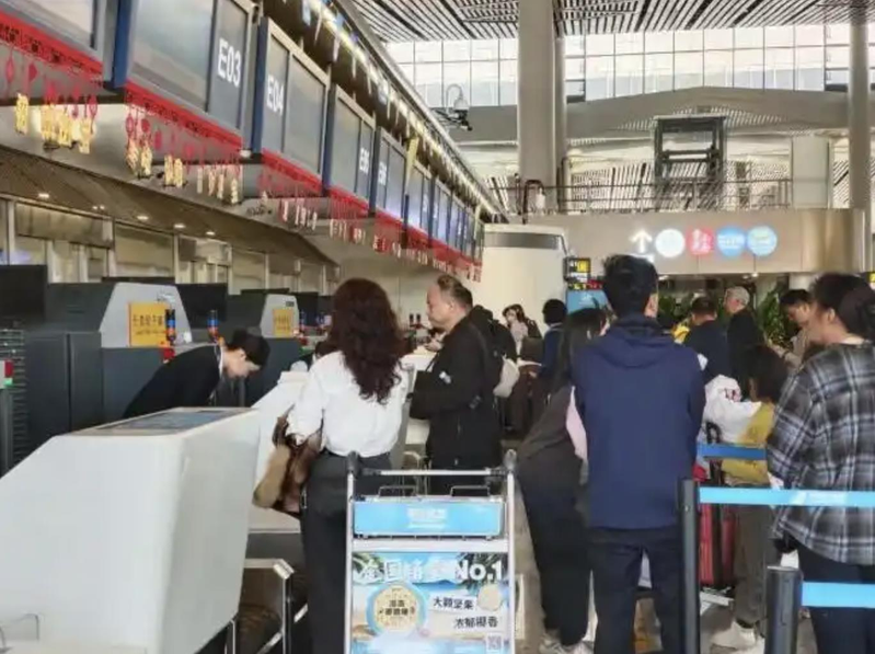 海南近年成为许多中国民众春节假期的热门旅游目的地,而随着春节9天长假接近尾声,海南离岛返程机票供应出现吃紧情况。(取材自海南日报)