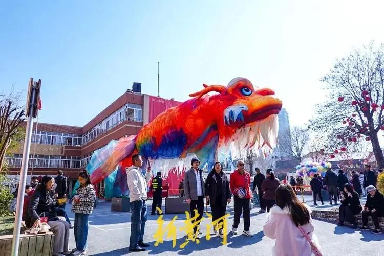 济南上新街小学广场的巨型鳌鱼,意外被大风吹走。(取材自新民晚报)