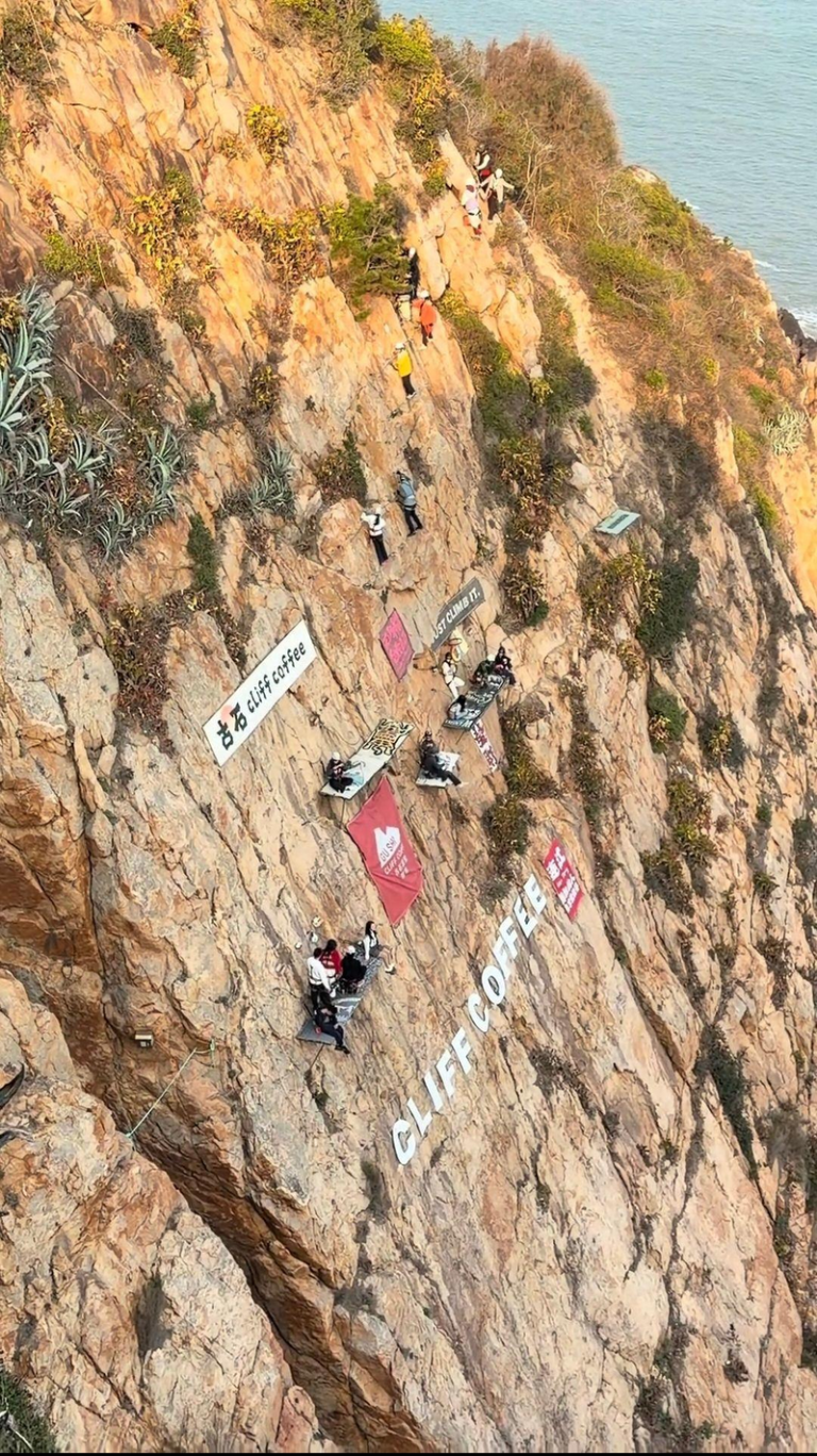 坐60米高悬崖壁喝咖啡 福建咖啡店暴红 客人须绑安全绳 福建一处悬崖咖啡店走红,不少游客春节挑战打卡。(取材自极目新闻)