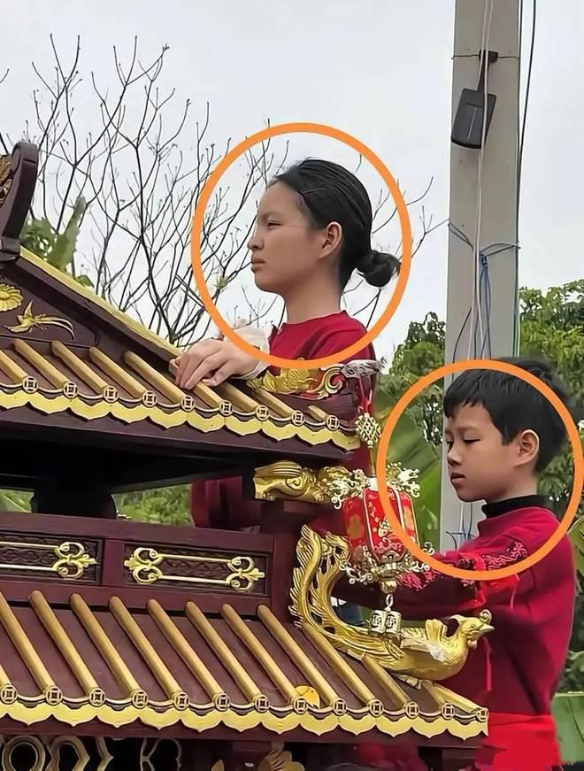 最终女童与男童一起站在轿上完成仪式。(网传影片截屏)