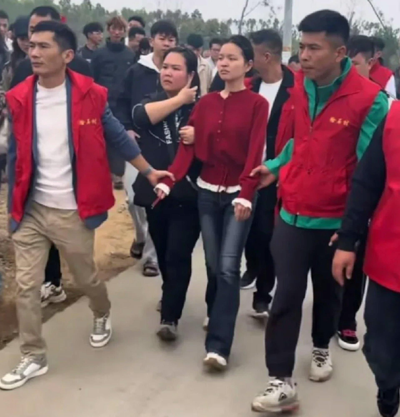 最终女童与男童一起站在轿上完成仪式。(网传影片截屏)