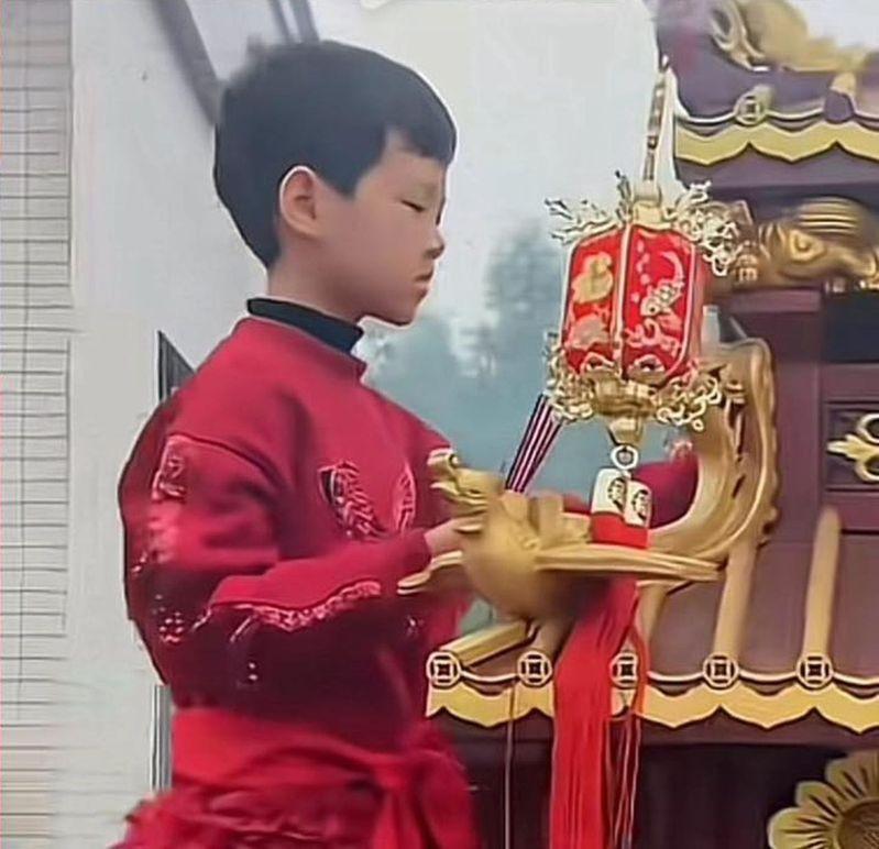 最终女童与男童一起站在轿上完成仪式。(网传影片截屏)