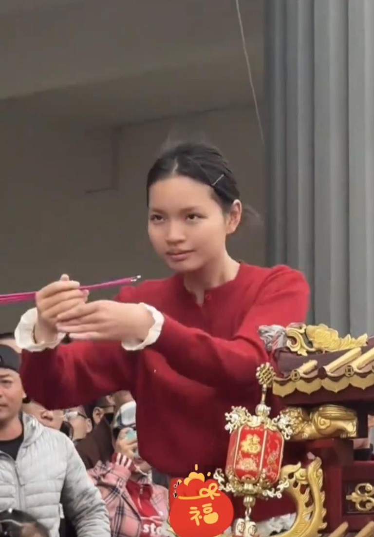 妈祖变耀祖? 湛江巡游爆「换童」事件 出现神轿擡不动 最终女童与男童一起站在轿上完成仪式。(网传影片截屏)
