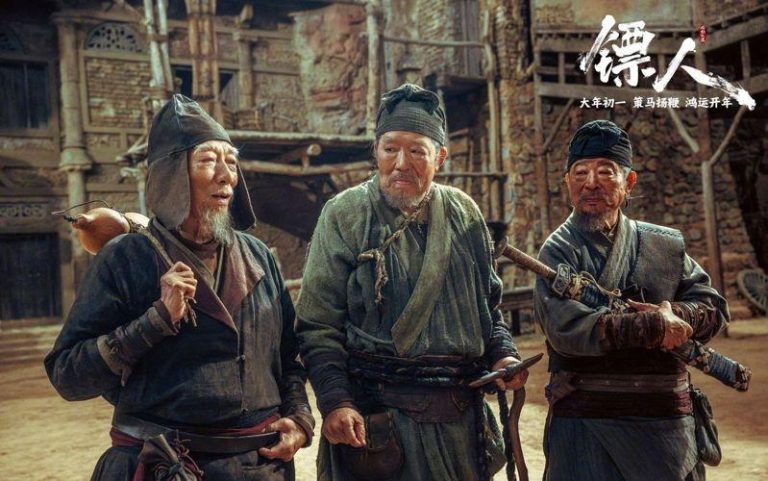 加起来260岁… 「镖人」最大彩蛋是这3老人同框? 武侠剧迷看哭了 81岁的袁和平(左起)、91岁的张鑫炎、88岁的吴彬堪称华语武侠电影「活化石」。(取材自微博)