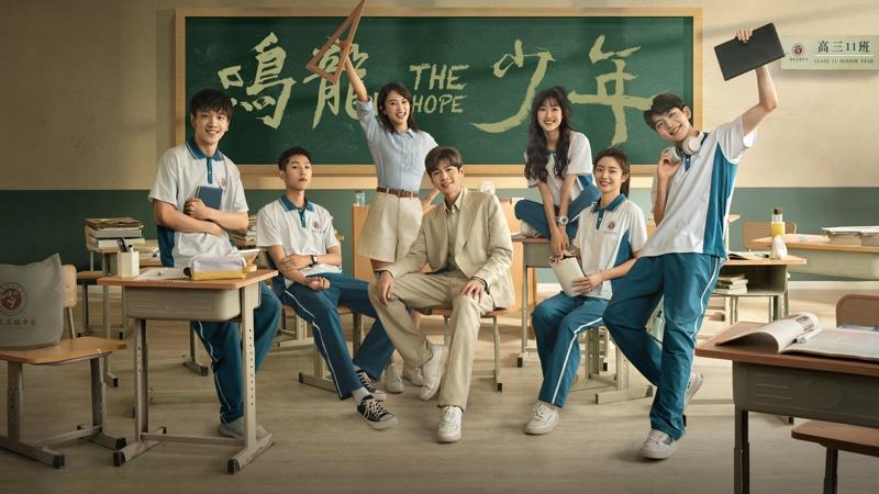 张若昀（中）在「鸣龙少年」中的偏执性格，根源来自原生家庭。图／龙华电视提供