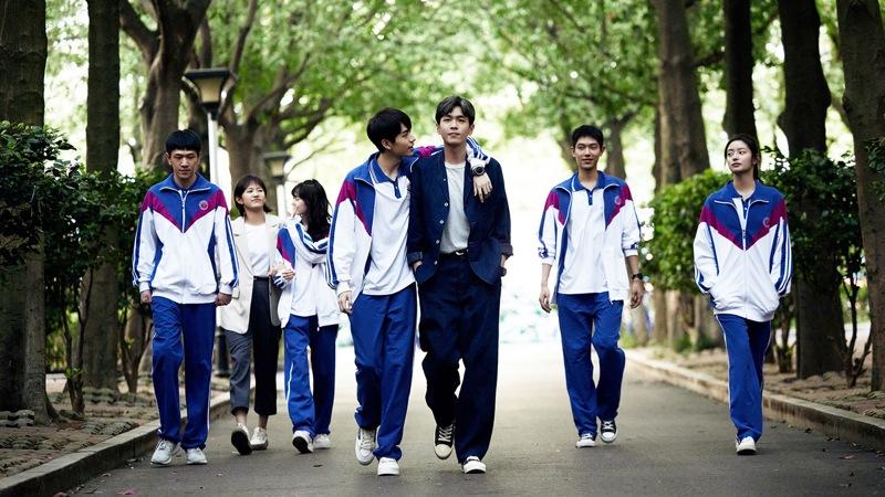 张若昀（中）在「鸣龙少年」中的偏执性格，根源来自原生家庭。图／龙华电视提供