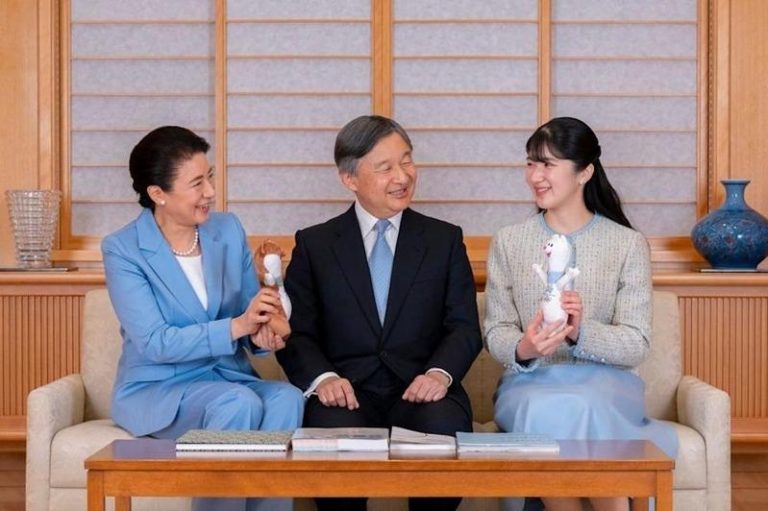 日皇德仁迎66岁 心系地震灾民、晚辈 勉爱女扛皇室责任 日本德仁天皇23日迎来66岁生日,天皇一家三口特别带着2026米兰冬季奥运吉祥物拍全家福。(翻摄自日本宫内厅)