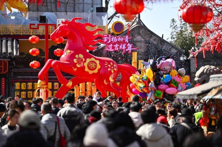 春运前20天流动50.8亿人次 历史新高 较去年同期增5.6% 春节假期,天津杨柳青古镇「到杨柳青 过吉祥年」主题活动持续升温,为游客带来多维度、沉浸式的新春年俗盛宴。(新华社)