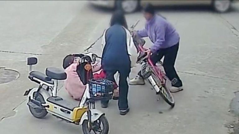福建初中生扶自摔老人被索赔22万 舆论发酵后…已撤诉 老人骑自行车摔倒,两名初中生上前搀扶。(视频截屏)
