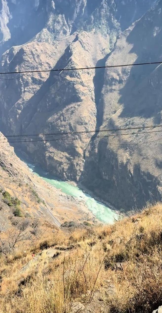 男童在虎跳峡坠崖遇难,图为事发现场。(取材自极目新闻)